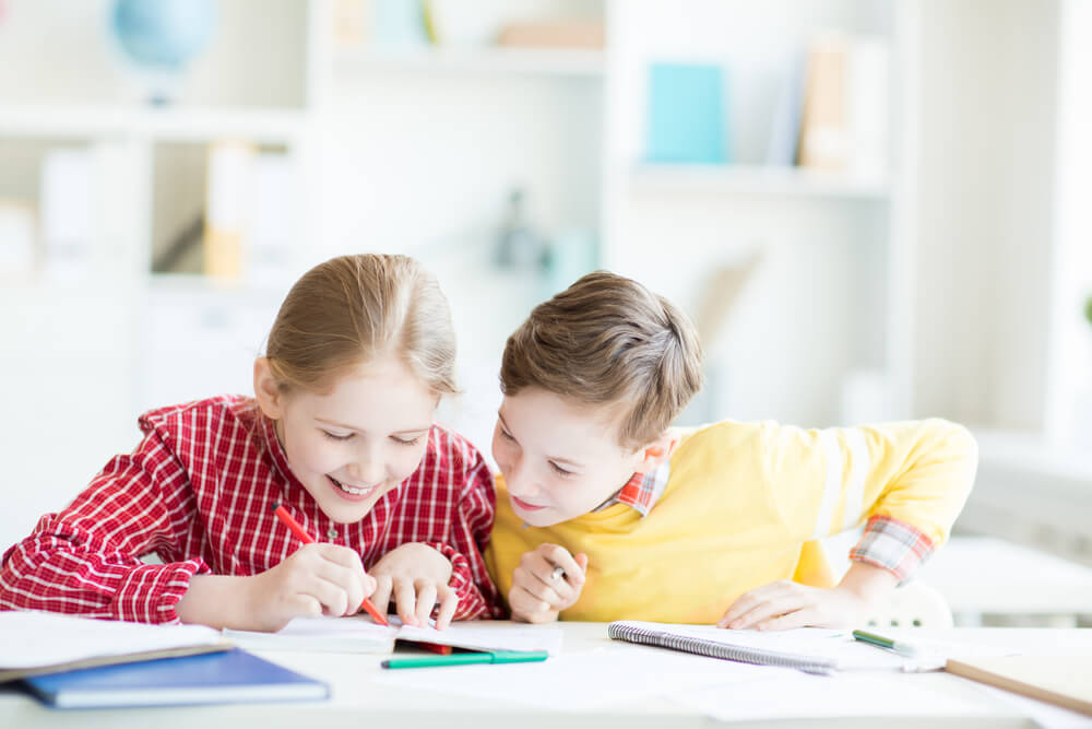 dzieci w szkole podstawowej