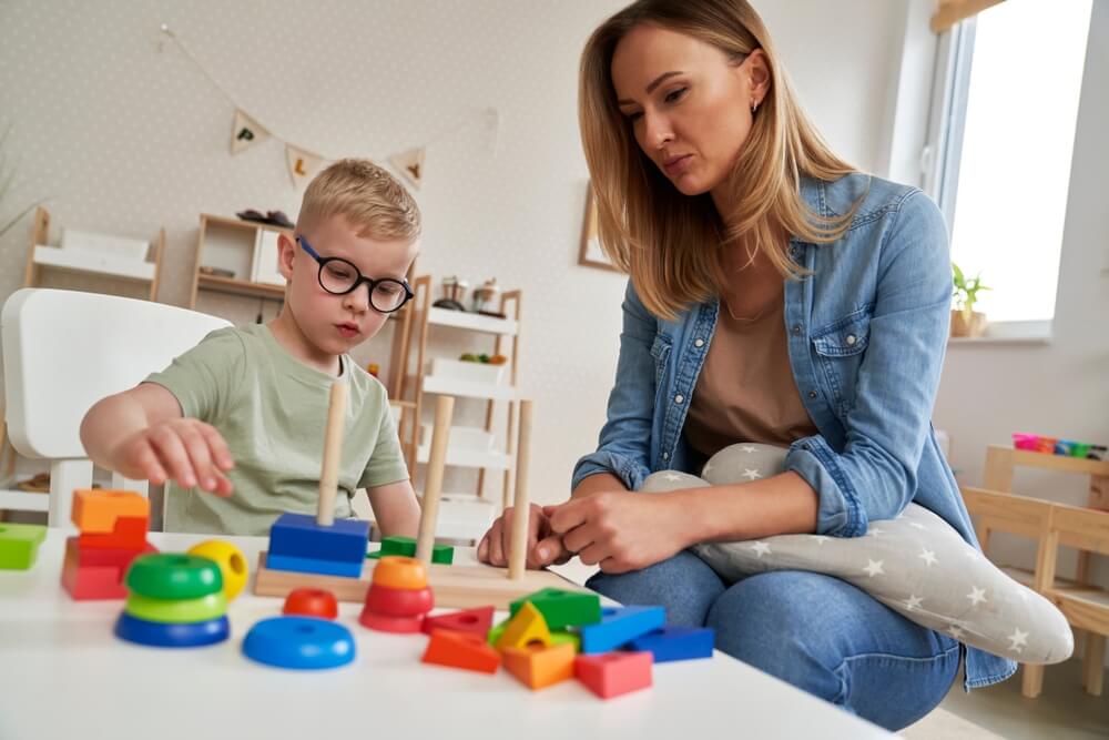 Nauczyciel wspomagający w pracy z dzieckiem w szkole Beztroski Czas